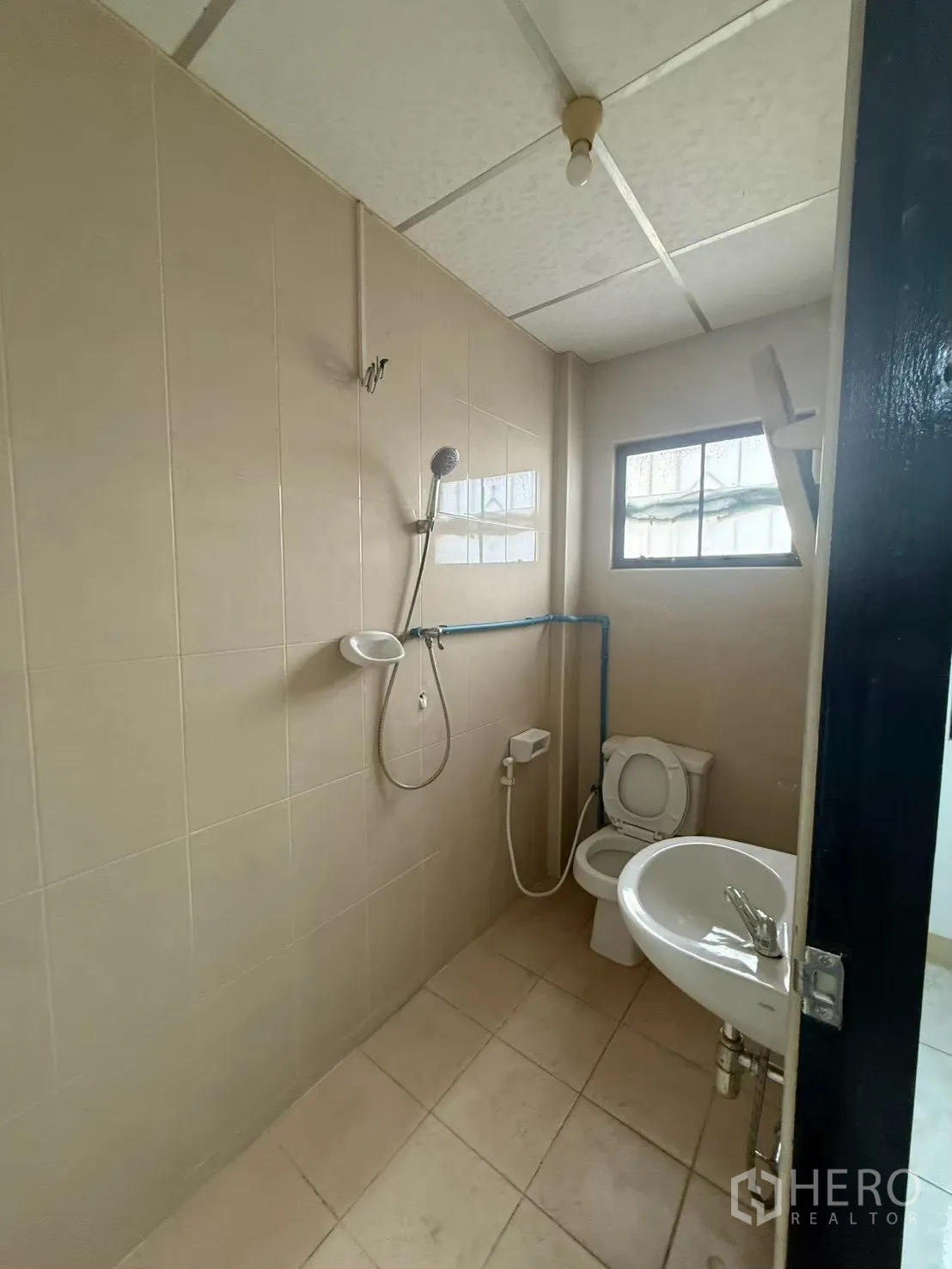Shophouse for rent in Pak Kret, Nonthaburi - Another bathroom with shower, toilet, and blue plumbing.