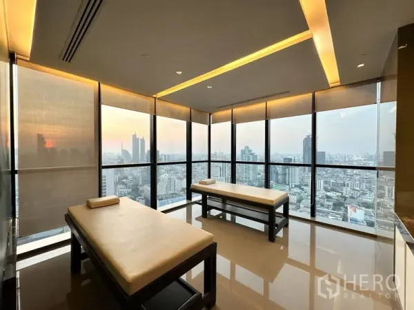 公寓 出租在Bang Rak, Bangkok - 高层养生室，设两张理疗床，落地窗环景曼谷