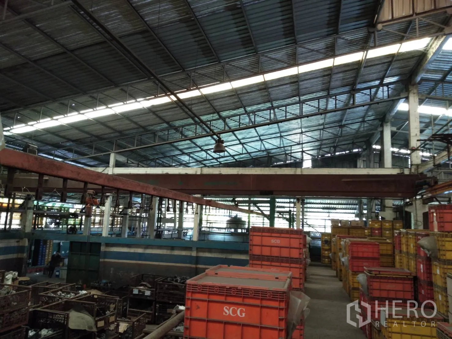工厂 出租在Lam Luk Ka, Pathum Thani - 大型生产车间内的行车梁与吊机，顶部灯光充足。