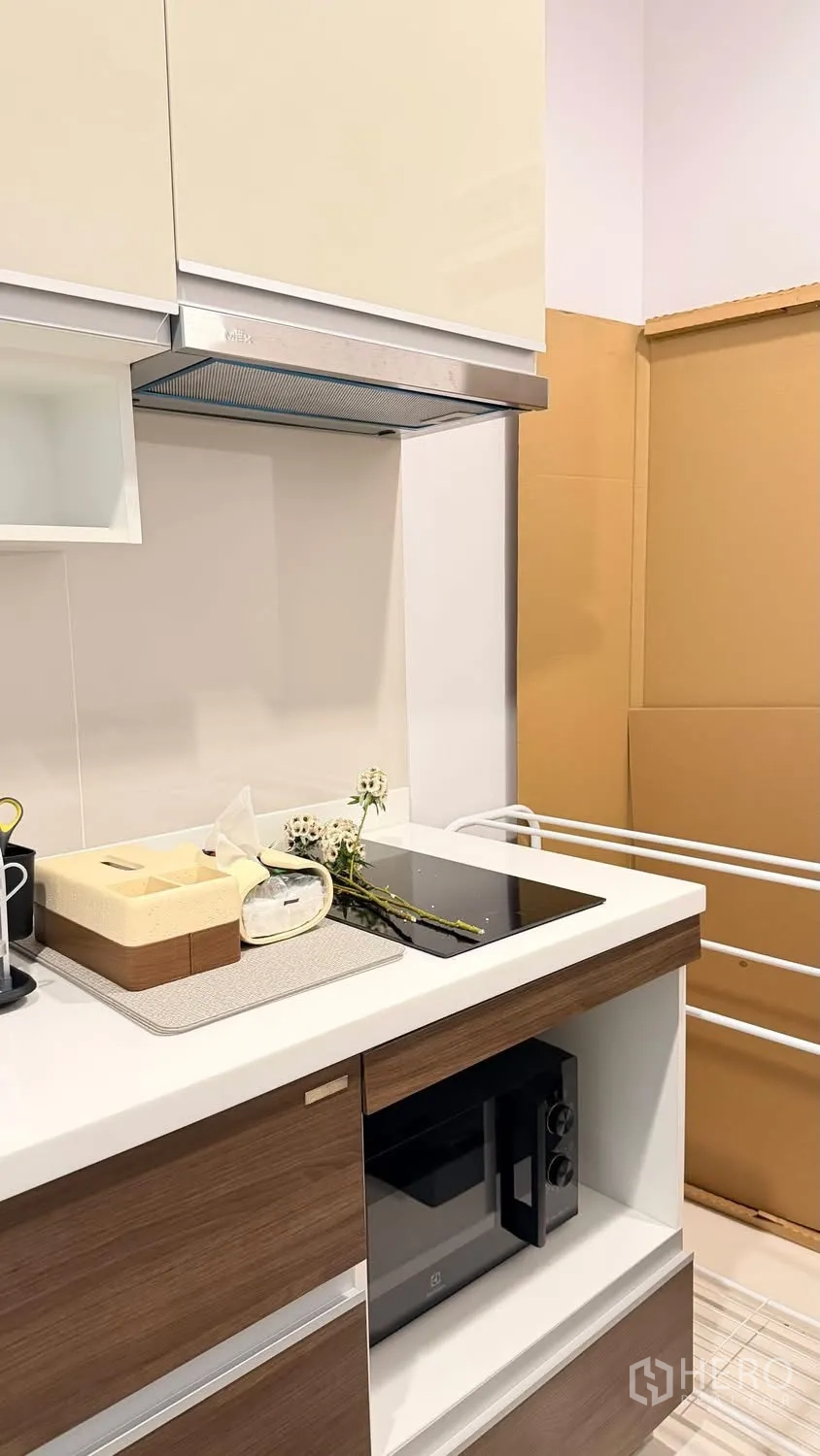 公寓 for rent in Watthana, Bangkok - 小巧厨房配电磁炉、抽油烟机与嵌入式微波炉。