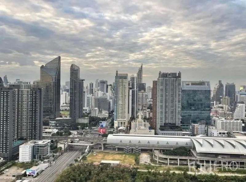 公寓 出租在Ratchathewi, Bangkok - 靠近拉玛九片区的曼谷天际线城市景观。