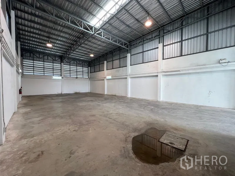 货栈 出租在Bang Phli, Samut Prakan - 宽阔仓库空间，钢结构屋顶、天窗与混凝土地坪。