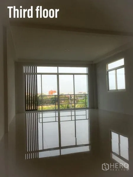 带办公室的家 出租在Min Buri, Bangkok - 三层开放空间，推拉玻璃门通往阳台，侧面设窗。