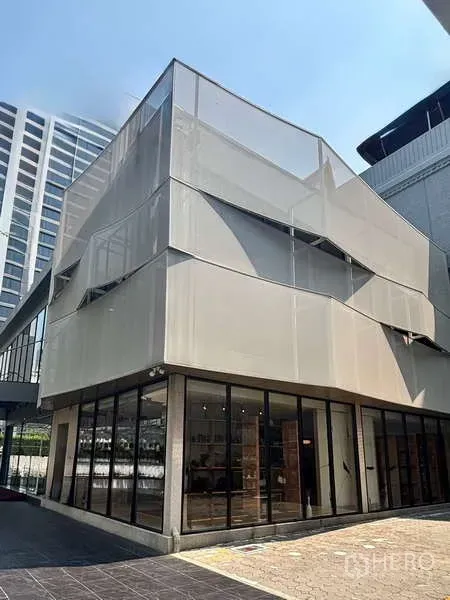 零售空间 出租在Khlong Toei, Bangkok - 现代两层转角商铺，整面玻璃立面