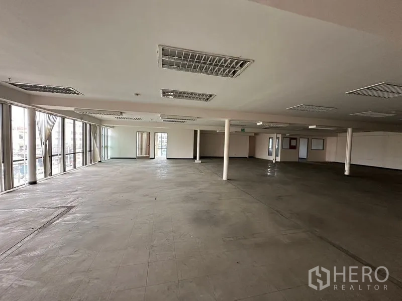 คลังสินค้า ให้เช่าในSuan Luang, Bangkok - ชั้นเปิดโล่งพร้อมหน้าต่างรอบด้าน มองเห็นวิวเมือง