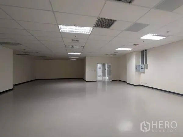 办公空间 出租在Bang Na, Bangkok - 开放式办公区，吊顶出风口与LED灯，墙面配电箱