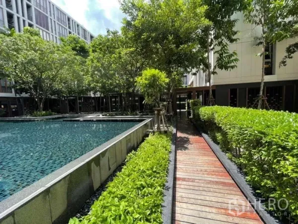 公寓 出租在Watthana, Bangkok - 户外泳池，旁有景观花园与木栈道。