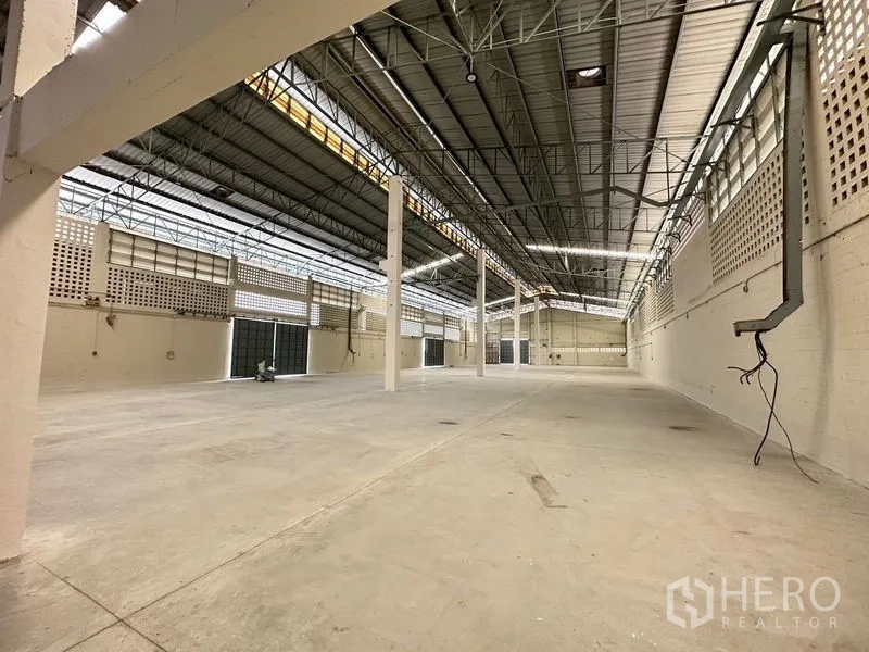 工厂 出租在Lam Luk Ka, Pathum Thani - 大跨仓库空间，通风砌块墙与多处出入口。