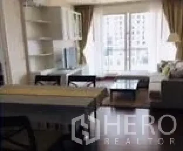 Condominium for rent in Watthana, Bangkok - Bright Thonglor condo living room with sofa, TV unit, dining table and balcony city view.