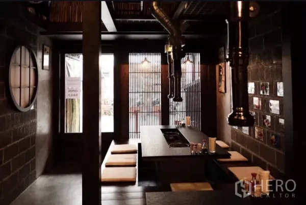店屋 出租在Bang Rak, Bangkok - 商铺内的餐饮区，日式下沉座位与木格栅窗。