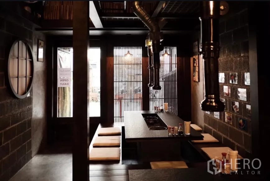 店屋 出租在Bang Rak, Bangkok - 商铺内的餐饮区，日式下沉座位与木格栅窗。
