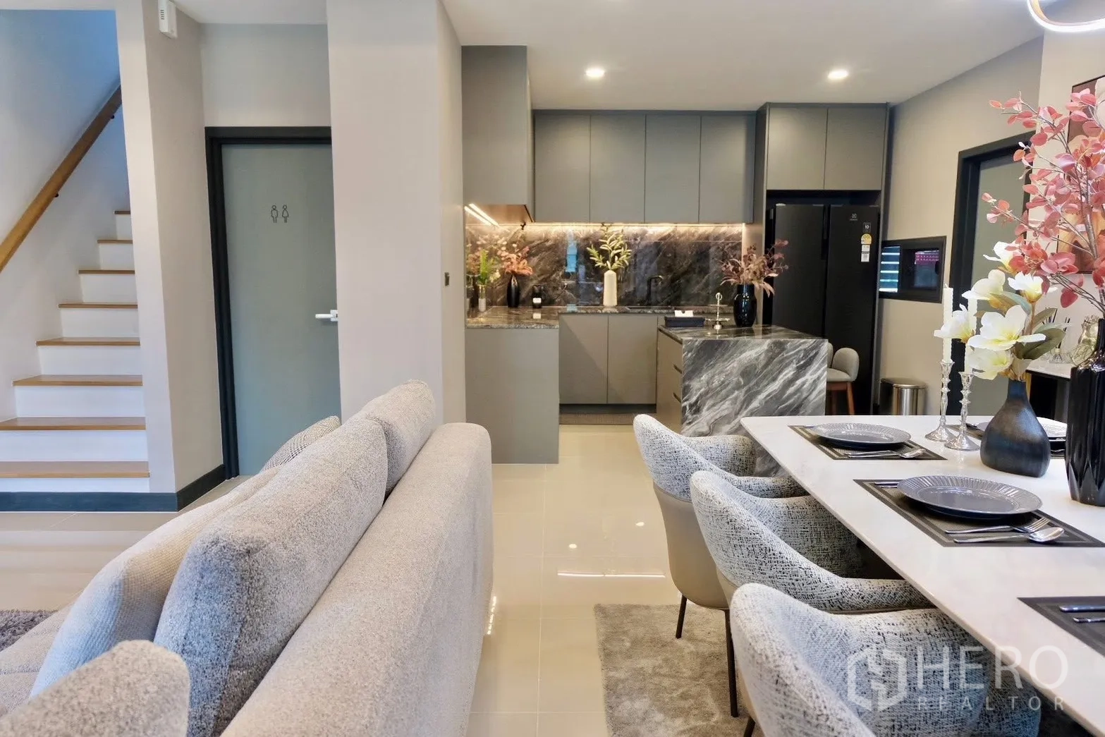 半独立式住宅 for sale in Prawet, Bangkok - 客餐厨一体空间，可见楼梯与通道。