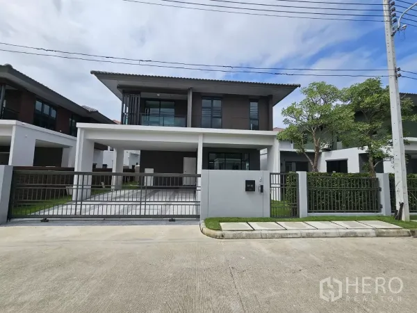 独立式住宅 出售在Lam Luk Ka, Pathum Thani - 新建两层独栋外观，带大门与双车位车棚
