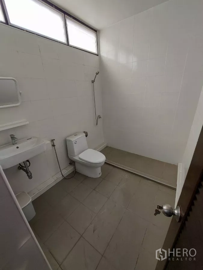 Home Office for rent in Yan Nawa, Bangkok - Bright bathroom with walk-in shower, toilet, and vanity.
