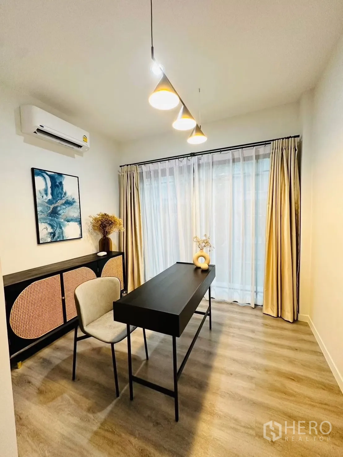 联排别墅 for rent in Suan Luang, Bangkok - 书房另一角度，带纱帘、空调与浅木色地板。