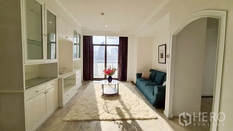 คอนโด for rent in Watthana, Bangkok - ห้องนั่งเล่นสว่างมีตู้บิลท์อิน โซฟา และหน้าต่างบานใหญ่