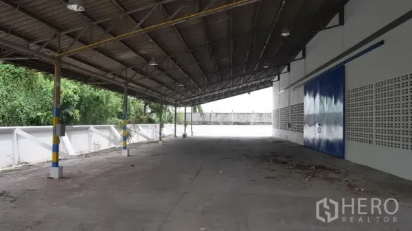 工厂 出租在Khlong Sam Wa, Bangkok - 带顶装卸区，钢结构屋顶、蓝色推拉门与宽阔混凝土地面