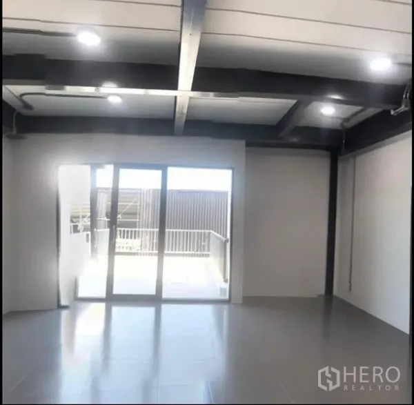 办公空间 出租在Wang Thonglang, Bangkok - 开放式办公间，瓷砖地面、筒灯，玻璃推拉门通向露台。