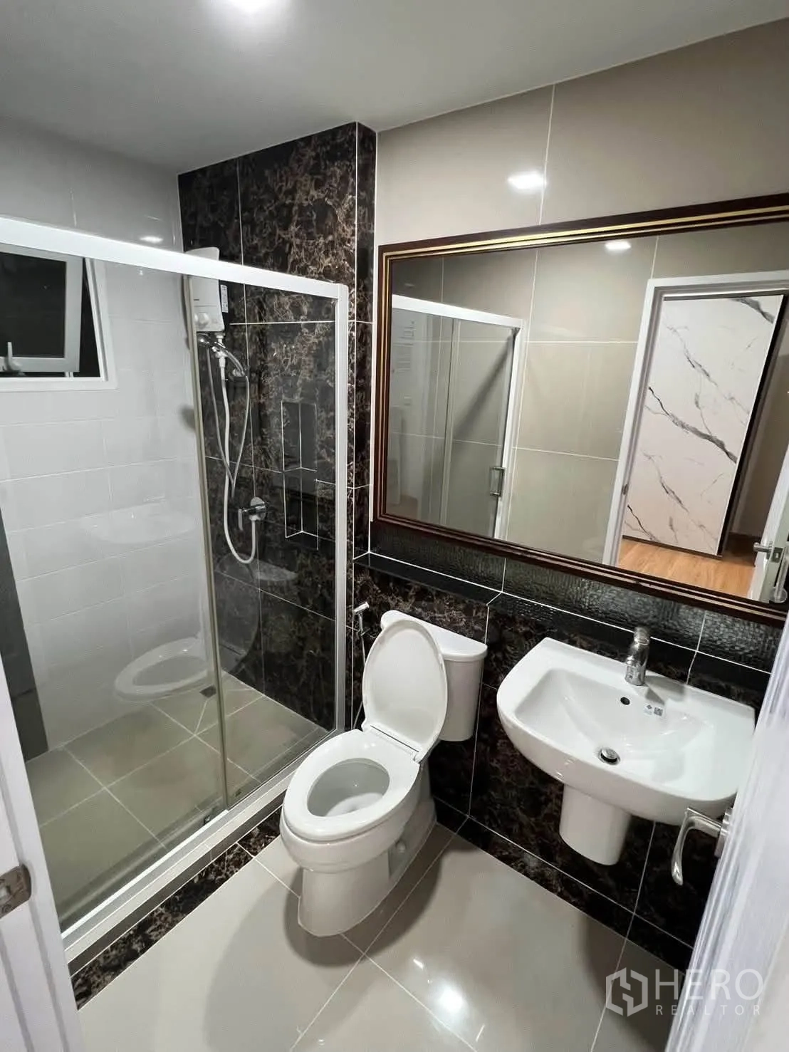 半独立式住宅 for rent in Prawet, Bangkok - 现代卫浴，玻璃淋浴房、坐便器与面盆大镜