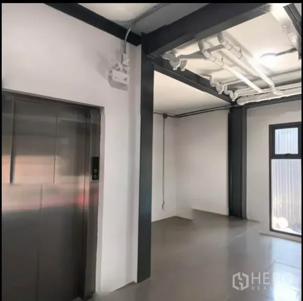 办公空间 出租在Wang Thonglang, Bangkok - 电梯大堂带不锈钢电梯、外露管线与采光窗。