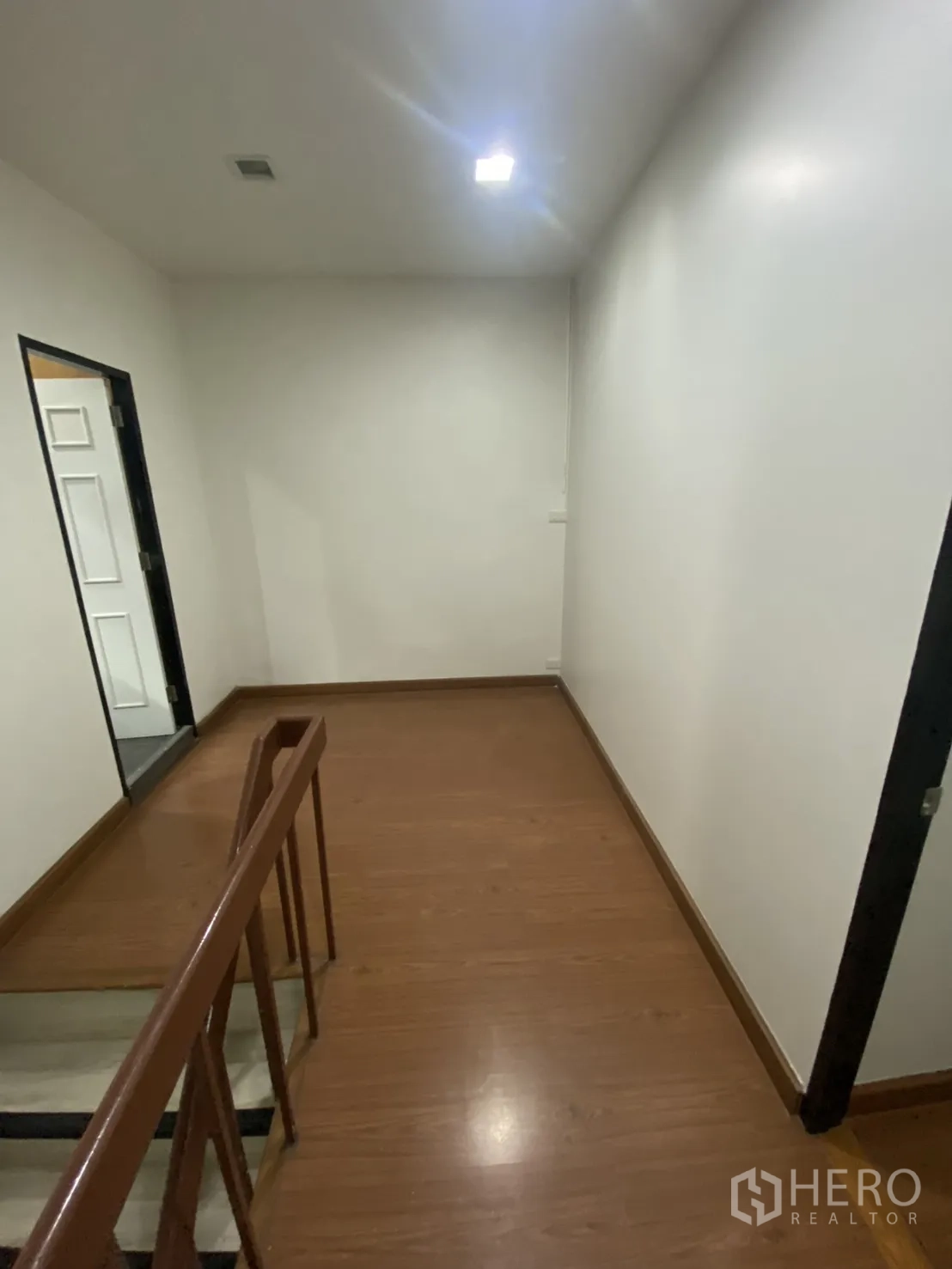 ตึกแถว for rent in Bang Rak, Bangkok - โถงบันไดชั้นบนพร้อมราวจับและพื้นลามิเนต