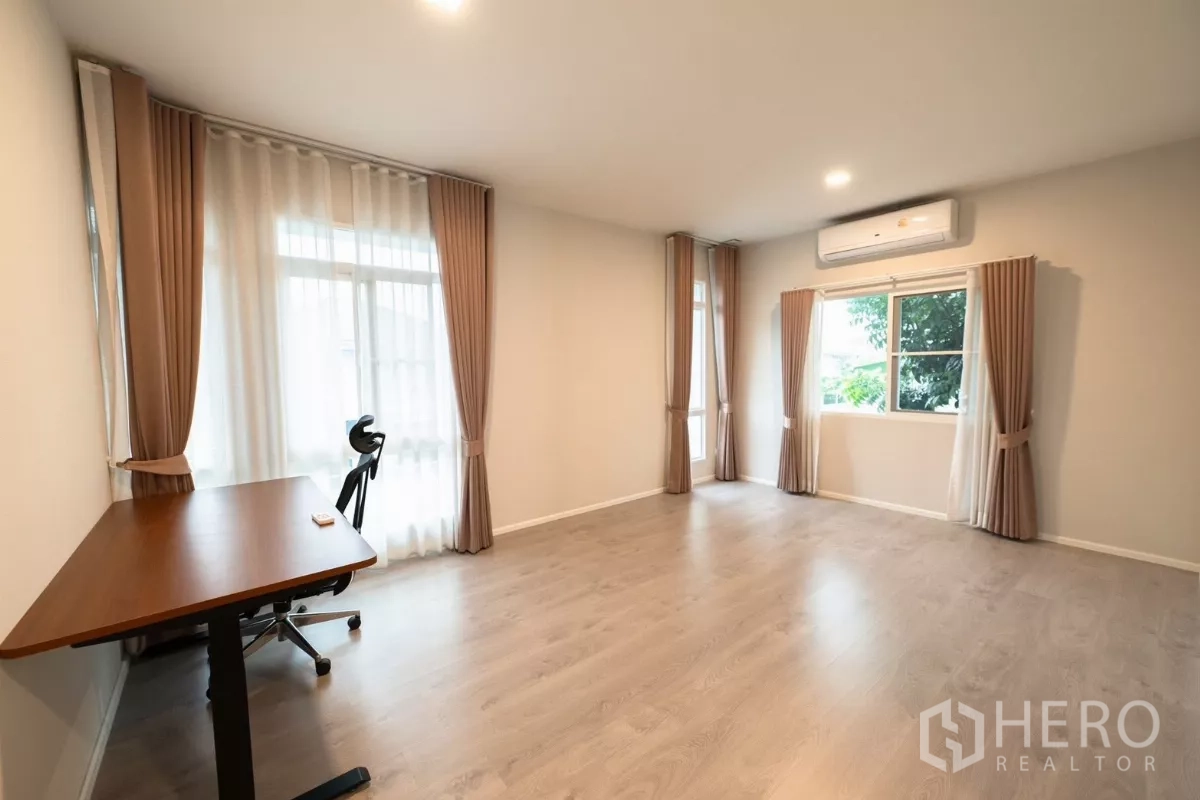 Detached House for rent or sale in Prawet, Bangkok - Ground-floor bedroom with single bed and blinds.