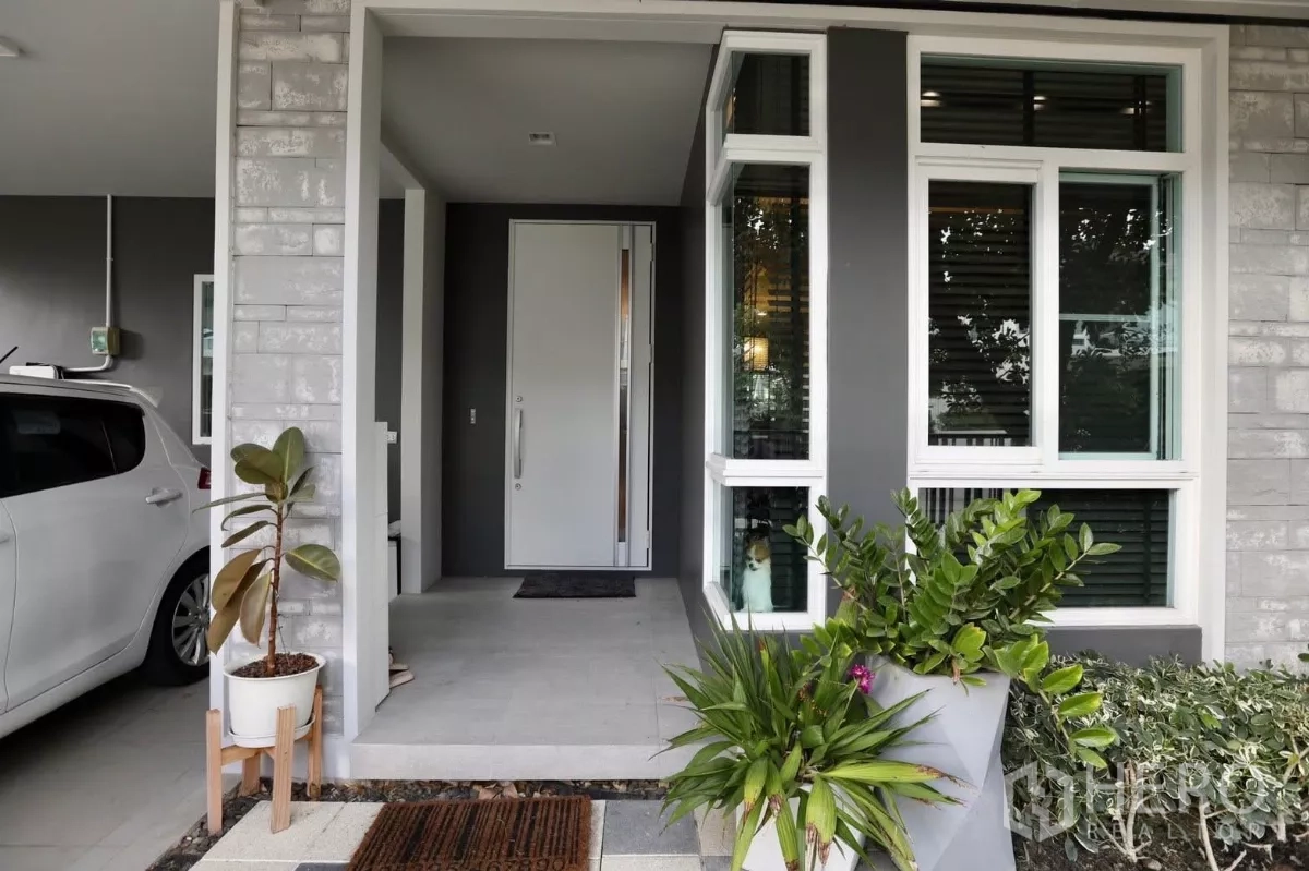 บ้าน ให้เช่าในSamut Prakan - สวนข้างบ้านมีม้านั่งนั่งเล่นใต้ร่มไม้และทางเดินลายสลับ