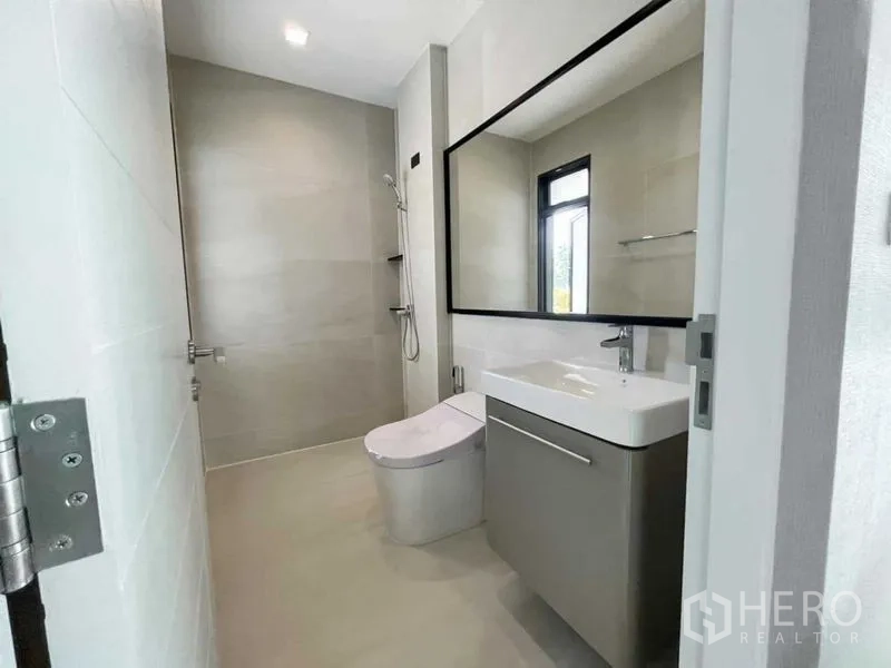 บ้าน ขายในMueang Nonthaburi, Nonthaburi - ห้องน้ำมินิมอลพร้อมโซนอาบน้ำแบบวอล์กอิน เคาน์เตอร์อ่างล้างหน้า และหน้าต่าง