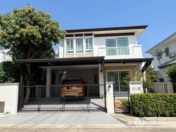 Detached House for rent in Bang Kapi, Bangkok - Modern two‑storey detached house facade with gated 2‑car carport.
