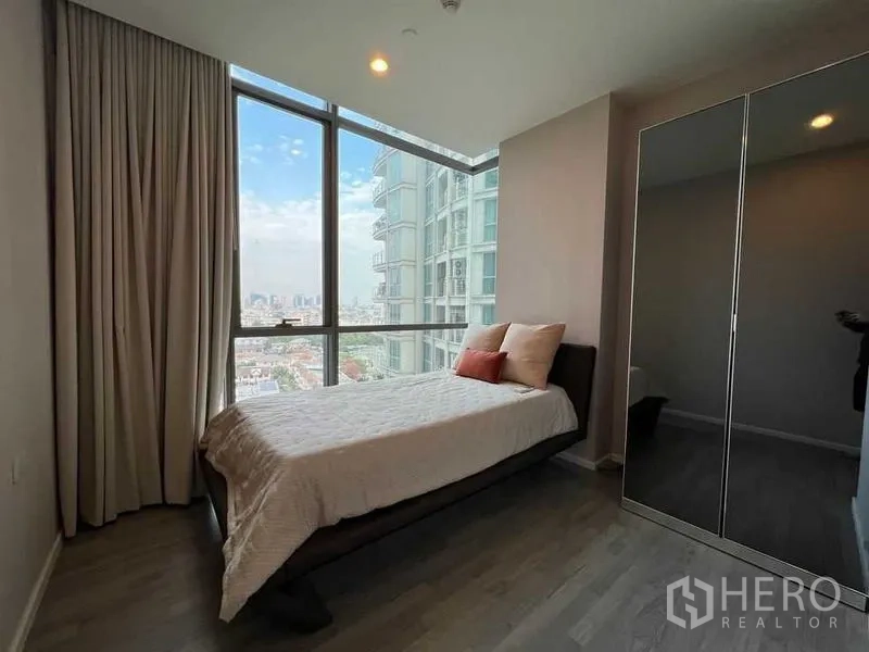 公寓 出租在Watthana, Bangkok - 明亮卧室，落地窗与城市景观。