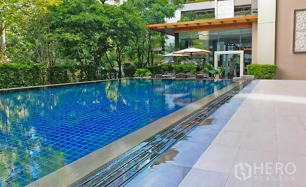 คอนโด ให้เช่าในPathum Wan, Bangkok - สระว่ายน้ำกลางแจ้งกระเบื้องสีน้ำเงิน พร้อมดาดฟ้าและสวนในคอนโด ปทุมวัน กรุงเทพฯ