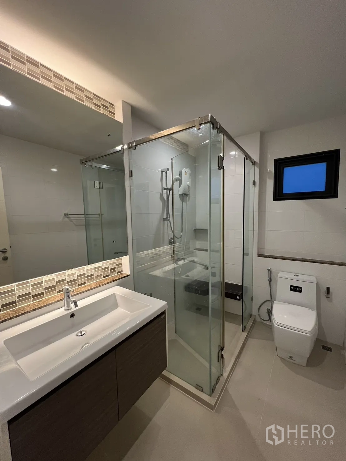 Detached House for rent or sale in Bang Kapi, Bangkok - Secondary bedroom with bed and mirrored wardrobe.