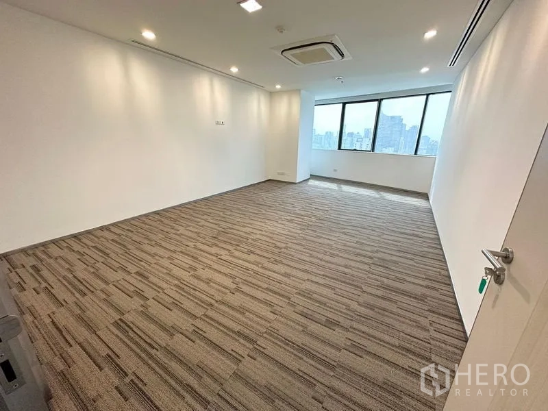 办公空间 出租在Watthana, Bangkok - 封闭式办公室，筒灯、吊顶嵌入式空调和观景窗。