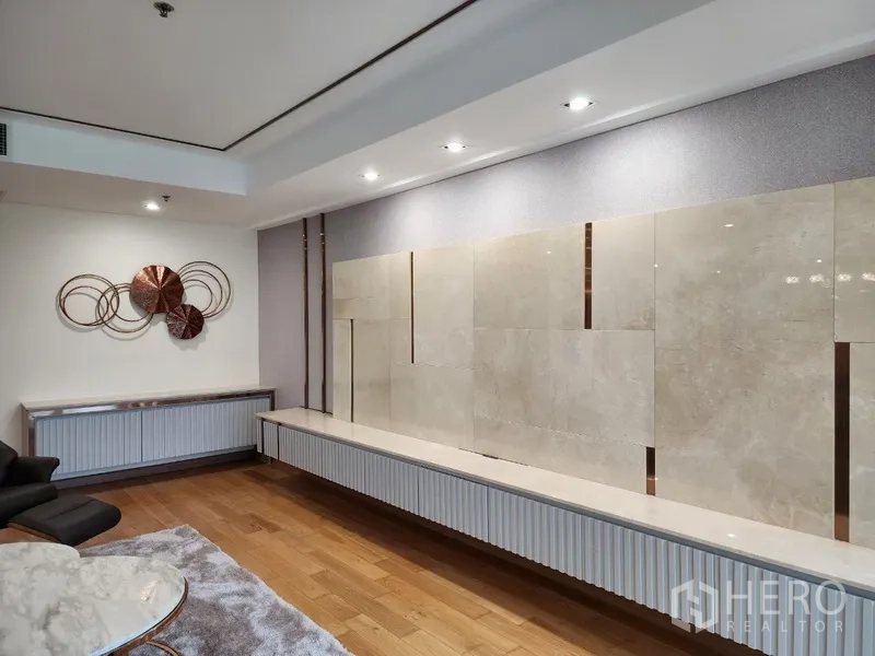Condominium for rent in Khlong Toei, Bangkok - Feature wall with long media console in the living area.