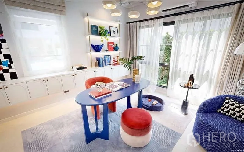 独立式住宅 出租在Bang Phli, Samut Prakan - 居家书房/创意工作室，蓝色书桌，内置层架，吊灯与花园景观。