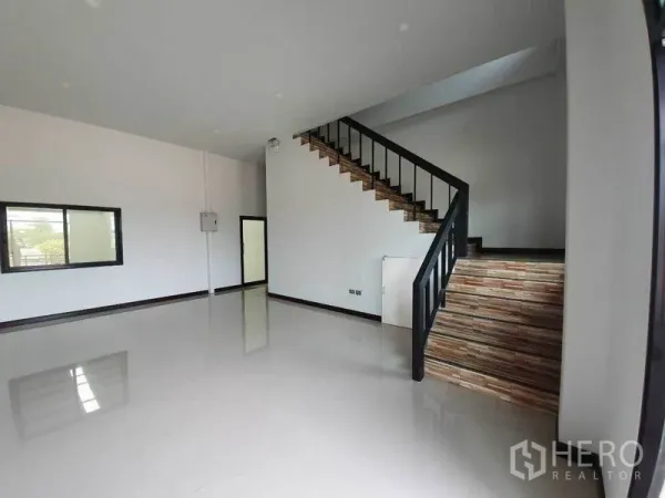โรงงาน ให้เช่าในMueang Samut Sakhon, Samut Sakhon - พื้นที่ออฟฟิศภายในโรงงานสว่าง พื้นกระเบื้องเงา พร้อมบันไดไม้ขึ้นสู่ชั้นบน.