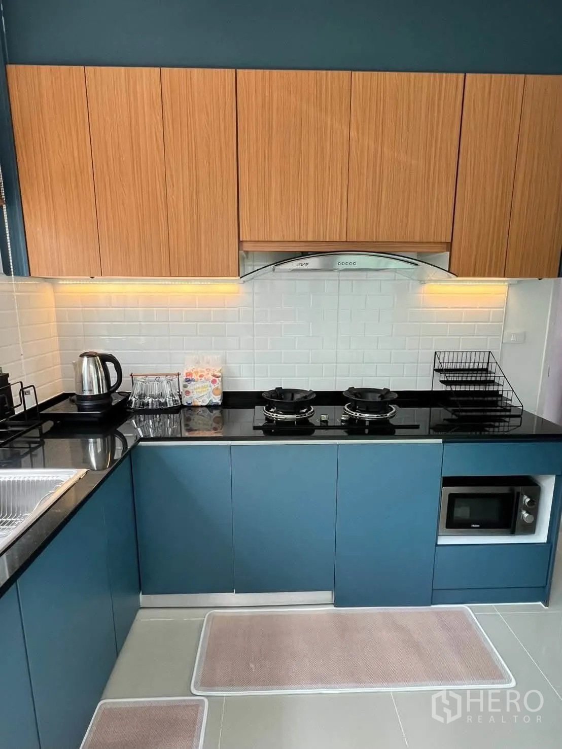 半独立式住宅 for rent in Prawet, Bangkok - 嵌入式厨房，双炉灶、地铁砖背板与微波炉