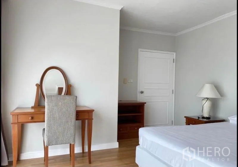 Condominium for rent in Sathon, Bangkok - Bedroom corner featuring a dressing table, chair and bedside tables.