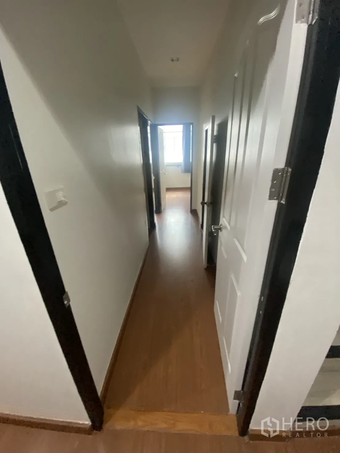 ตึกแถว for rent in Bang Rak, Bangkok - ทางเดินมีหลายประตูมุ่งสู่หน้าต่างปลายโถง