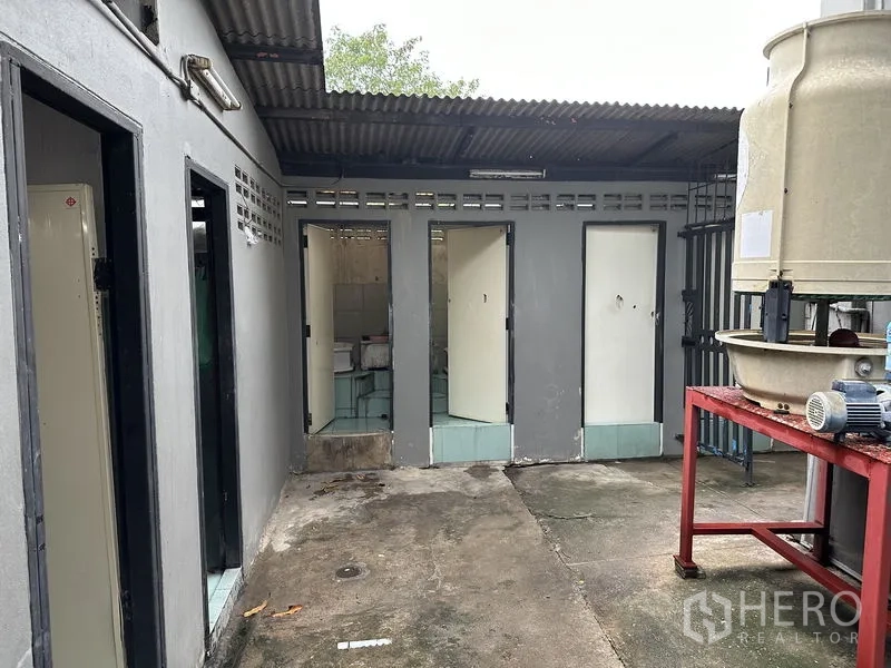 Factory for rent in Bang Bua Thong, Nonthaburi - Outdoor restroom block with separate stalls inside the factory compound.