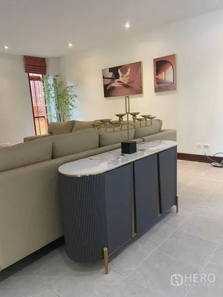 Detached House for rent in Suan Luang, Bangkok - Family lounge featuring marble‑top console, L‑shaped sofa and recessed lighting.