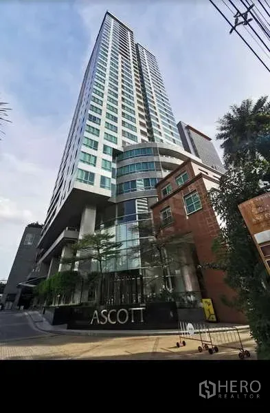 คอนโด ขายในSathon, Bangkok - อาคารสูง Ascott Sathorn Bangkok มุมมองด้านหน้าเข้าโครงการสมัยใหม่.