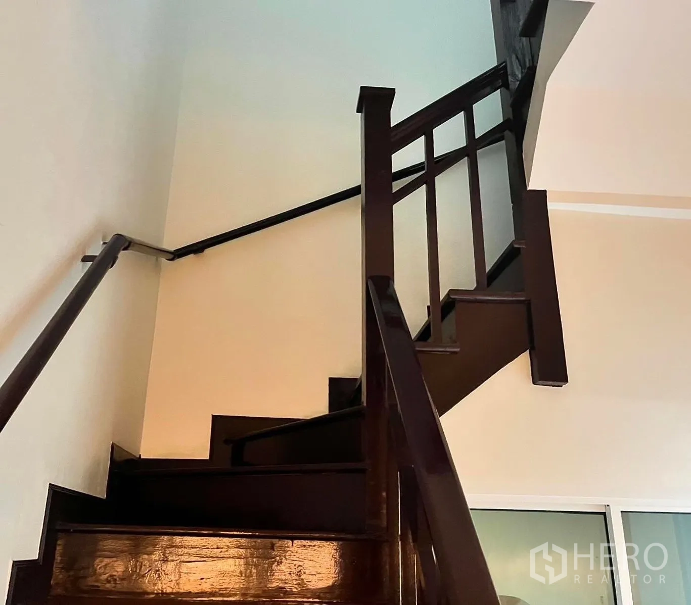店屋 for rent in Bang Rak, Bangkok - 深色木楼梯与扶手通往二层。