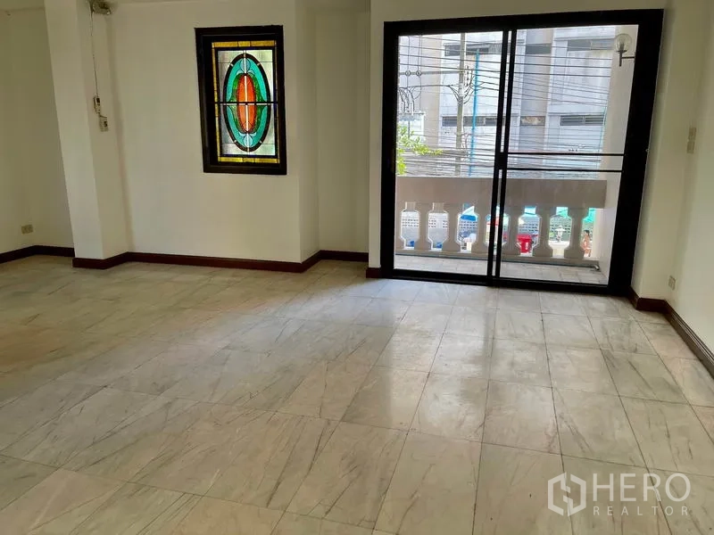 带办公室的家 出租在Khlong Toei, Bangkok - 房间铺仿石纹地砖，彩色玻璃窗，推拉门通阳台。