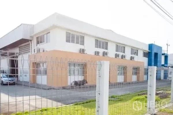 工厂 出租在Chachoengsao - 两层办公楼侧视图，外墙安装多台空调机。