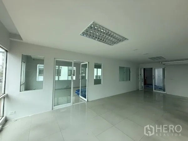办公空间 出租在Bueng Kum, Bangkok - 开放式办公楼层，玻璃隔断与抛光地砖。