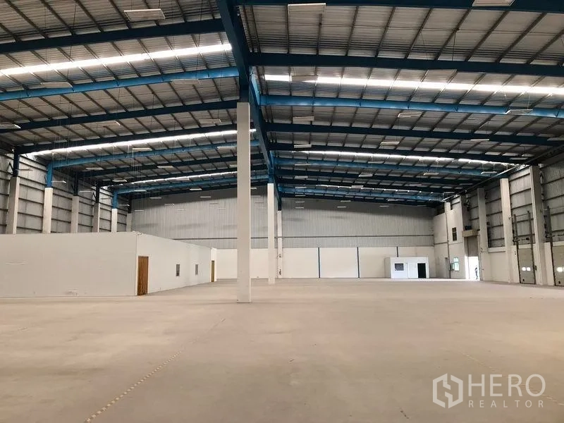 Warehouse for rent in Bang Phli, Samut Prakan - Large column-free storage space with metal cladding and uniform lighting.