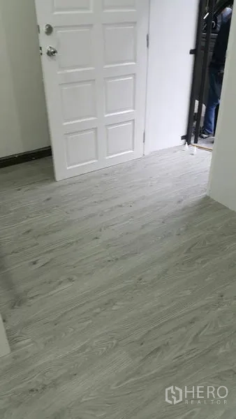 店屋 出租在Watthana, Bangkok - 室内门槛，白色拼接门与灰色木纹地面。