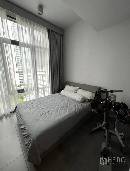 公寓 出租在Watthana, Bangkok - 第二卧室，大窗、床与家用健身器材