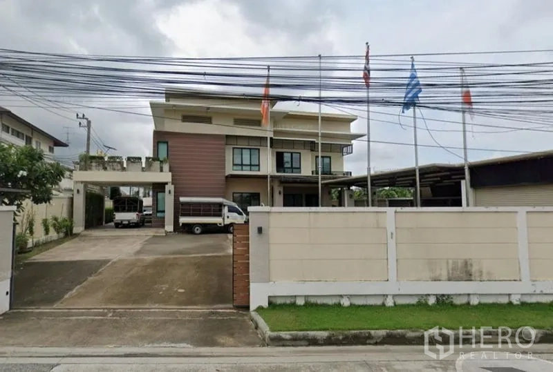 คลังสินค้า ให้เช่าในBang Phli, Samut Prakan - พื้นที่อุตสาหกรรมมีกำแพงรั้ว ทางเข้าโล่ง อาคารสำนักงาน พร้อมทางรถบรรทุก